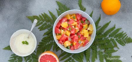 Oppskrift på Sitrussalat med hvit sjokoladekrem – Vegetarmat.org