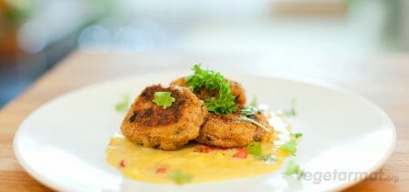 Oppskrift på Potetkaker med eple- og karrisaus – Vegetarmat.org