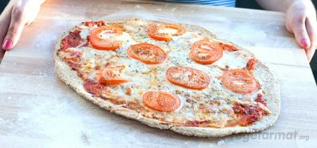 Oppskrift på Pizza med mozzarella og tomat – Vegetarmat.org