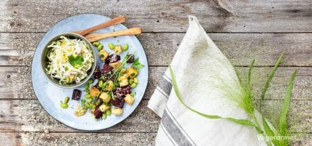 Oppskrift på Beter og edamame med kålsalat – Vegetarmat.org